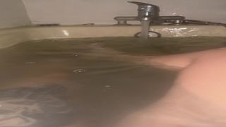 MES PIEDS ET JAMBES DELICATES DANS LE BAIN