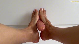 MILF GOSTOSA FAZ MASSAGEM DE PES COM O DILDO ENQUANTO MASTURBA SEU CLITORIS GRANDE