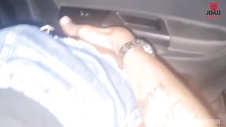 Before crossing the house, we stopped the carriage on the road and took a curve in the lane. | Antes de cruzar la casa, detuvimos el carruaje en la carretera y tomamos una curva en el camino.