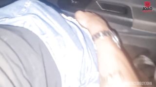 Before crossing the house, we stopped the carriage on the road and took a curve in the lane. | Antes de cruzar la casa, detuvimos el carruaje en la carretera y tomamos una curva en el camino.