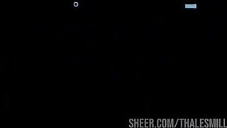 Encontrei essa morena tatuada toda gostosa perdida na praia de nudismo, nao teve jeito, ela teve que sentar no meu pau