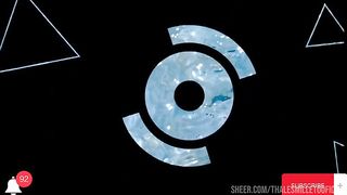 Encontrei essa morena tatuada toda gostosa perdida na praia de nudismo, nao teve jeito, ela teve que sentar no meu pau