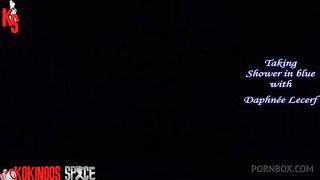 SHOWER TAKING IN BLUE WITH DAPHNEE LECERF AT KOKINOOS SPACE