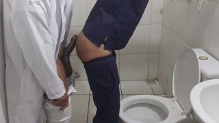 ENFERMEIROS FAZENDO SEXO NO BANHEIRO DO HOSPITAL