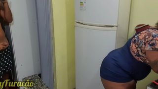 O safado do meu enteado gozou na minhas costas enquanto eu cozinhava