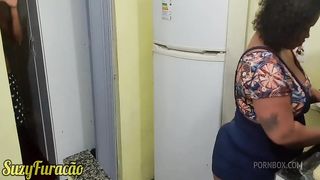 O safado do meu enteado gozou na minhas costas enquanto eu cozinhava