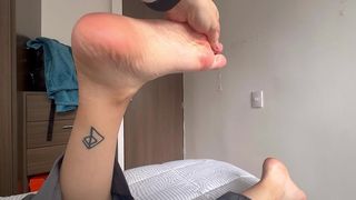 UN MASAJE SENSUAL DE MI FEMBOT EN EL CUERPO Y LOS PIES