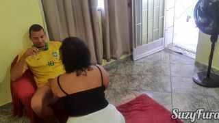 ENQUANTO O MARIDO TRABALHA, O VIZINHO ATENDE A MULHER