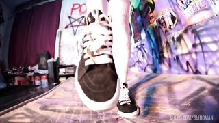 Giganta dominando escravo de pes - Giantess Dominates Foot Slave