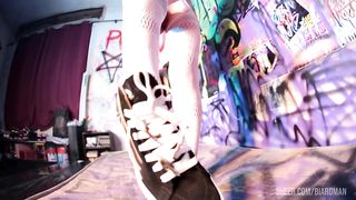Giganta dominando escravo de pes - Giantess Dominates Foot Slave