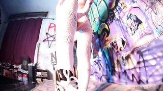 Giganta dominando escravo de pes - Giantess Dominates Foot Slave