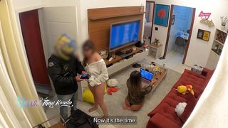 COM A AMIGA RECEBENDO O ENTREGADOR E DEIXANDO ELE NOS CHUPAR GOSTOSO