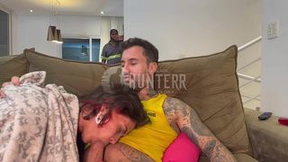 MINHA MULHER SAFADA DEU PRO MEU AMIGO NA SALA