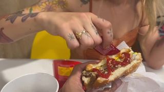 DEPOIS DE LEVAR ELA NO FAST FOOD LEVEI ELA PRA CASA E COMI A BUCETA E GOZEI NO CUZINHO DA SAFADA