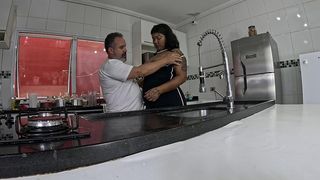 PEGUEI MINHA AMIGA ASSIM QUE TODOS SAIRAM E METI O FERRO NO RABO DA SAFADA