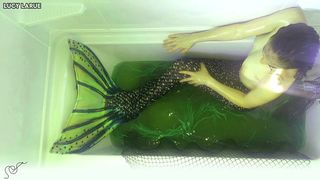 BEHIND THE SCENES MINICLIP FROM FILMING  SWAMP MERMAID TANK!