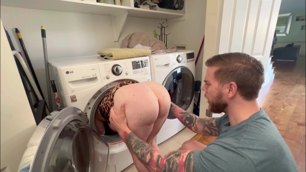 I Fuck My Stepmom Stuck In The Washing Machine And Give Her A Creampie