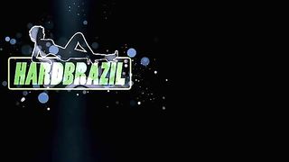 A Milf pernambucana Camila Fenix da o rabo pra valer em baixo do chuveiro