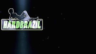 A Milf pernambucana Camila Fenix da o rabo pra valer em baixo do chuveiro