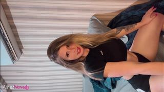 NOVINHA REBOLA O BUNDAO E EXIBE A BUCETINHA ROSA DELICIOSA