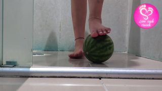 FOOTPLAY AMASSANDO MELANCIA COM OS PES -LOVECOCKCRUSCH