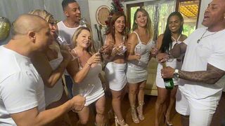 COMEMORANDO O ANO NOVO COM MUITA PUTARIA. SURUBA GENEREALIZADA