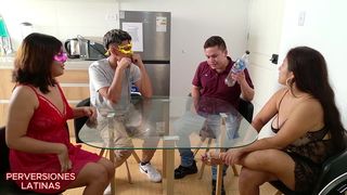 DOS PAREJAS REALES UNIVERSITARIAS SE JUNTAN PARA JUGAR VERDAD O RETO Y TERMINAN INICIANDOSE EN EL MUNDO SWINGER PORNO 100% REAL