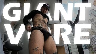 GIGANTE MACABREINK SE DEJA OLER DE DIMINUTO HUMANO Y LUEGO SE LO COME