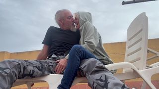 ACCIDENTAL BLOWJOB - HOW WELL THE NEIGHBOUR SUCKS, I CUM IN HER MOUTH, HIDDEN ON THE COMMUNITY TERRACE