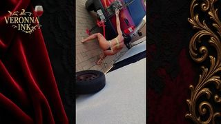 ELA TROCA O PNEU DE BIQUINI 1