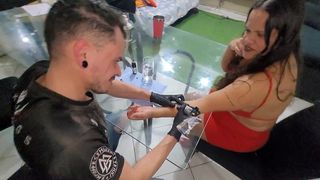 VAMPIRO TATUADOR ME FODE GOSTOSO NO PELO