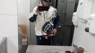 UNA PAJITA EN VESTIDORES CON LECHITA AL FINAL