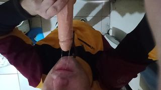 PRACTICANDO PARA CUANDO CHUPE UNA PIJA GRANDE. PODRIA SER LA TUYA