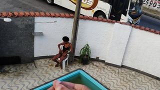 MEU VIZINHO ME ESPIOU E EU SENTEI NO PAU GRANDE DELE