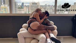 FODENDO A BRANQUINHA COM VISAO PRA JANELA PROS VIZINHOS VEREM