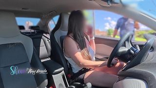 ESPOSA GOSTOSA E SAFADA, SEM CALCINHA E SEM SUTIA SE EXIBINDO NO CARRO