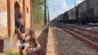 CASAL MUITO SAFADO FAZENDO SEXO AO LADO DO TRILHO DO TREM