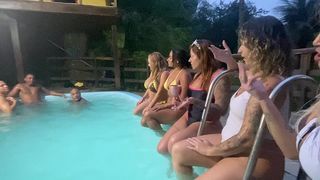 FIZEMOS UMA FESTINHA NA PISCINA E OS GAROTOS COMERAM TODAS NOS