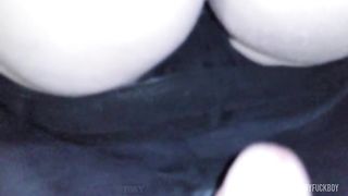 ¡Ay vecina.. Mire nomas, ya tiene el culo muy abierto de tantas metidas y sentones.. Ahora que va decir mi compadre cuando regrese de los yunaites?.