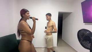 HERMANASTRO TU MICROFONO ME GUSTA. LE ENSENO CLASES DE CANTO CON MI ENORME POLLA A MI PEQUENA HERMANASTRA.