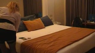 LOS DOS HOMBRES SE BESABAN PROFUNDAMENTE ENTRE ELLOS MIENTRAS ME FOLLABAN COMO SU ZORRA