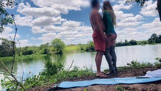 MACHO DOTADO 23CM ARROMBANDO O CUZINHO DA SAFADA NA BEIRA DA LAGOA