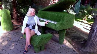 CROSSED LEGS - JUICY THIGHS