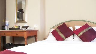 Coming home with a girl, the guy planted her on his dick and brought a lot of pleasure