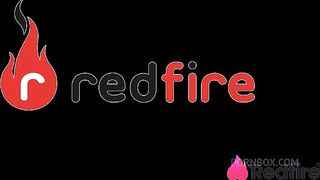 Cavala Ana Julia jogou a raba gostosa na rola do safado e fodeu sem massagem