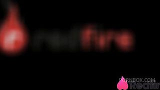 Cavala Ana Julia jogou a raba gostosa na rola do safado e fodeu sem massagem