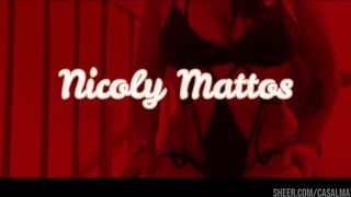 Fumando e mostrando a buceta na sacada pros predios vizinhos