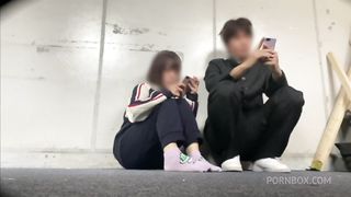 田舎の使われていない倉庫でズボンを半分下ろしてSEXする高◯生カップル。