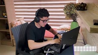 MADRASTRA MILF CACHONDA DE CULO ENORME ES FOLLADA EN SU CONO MOJADO POR LA ENORME VERGA DE SU HIJASTRO NERD!!!