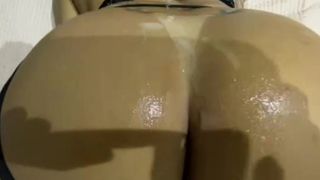 FUI PEGA PELO NOVINHO DOTADO ME EXIBINDO E ELE COLOCOU A PIROCA NA MINHA BOQUINHA E ME FEZ SENTAR ATE ME GOZAR TODA